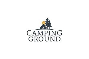 logo del campeggio con tenda, pini e sole per qualsiasi attività. vettore