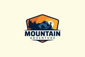 logo dell'avventura in montagna con una combinazione di persone in cima a colline, montagne e foreste, in un emblema dinamico. vettore