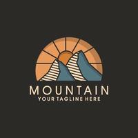 modello di progettazione del logo di montagna vettore