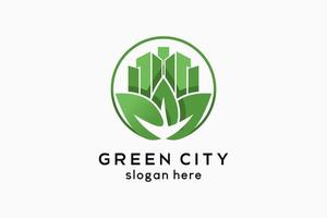 design del logo della città verde, icona della foglia e icona dell'edificio combinati con un concetto creativo in un cerchio vettore