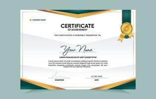 modello di certificato di conseguimento verde e oro con badge e bordo dorati. per esigenze di premi, affari e istruzione. illustrazione vettoriale