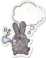 simpatico coniglio cartone animato con tazza di caffè e bolla di pensiero come adesivo consumato in difficoltà vettore