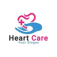 logo per la cura del cuore, mani con logo del cuore, modello del logo del cubo del cuore vettore