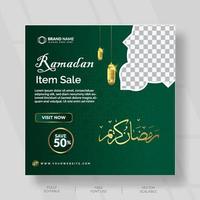 design di post sui social media per la vendita di articoli ramadan con colore verde e oro vettore