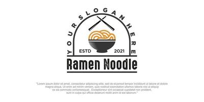 design del logo vintage hot noodle. vettore di noodle e fuoco