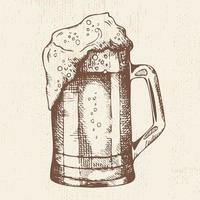 boccale disegnato a mano di birra schiumosa, illustrazione vettoriale in stile schizzo