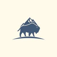 logo astratto della cresta della montagna del bisonte vettore