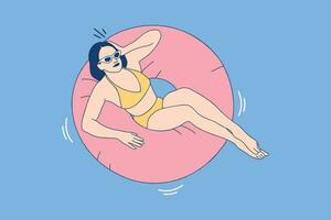 illustrazioni di bellissimo donna nel giallo costume da bagno avendo divertimento su galleggiante nel un' piscina su giorno d'estate vettore