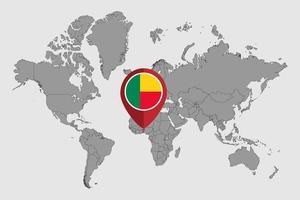 mappa pin con bandiera del benin sulla mappa del mondo. illustrazione vettoriale. vettore