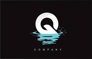 q lettera logo design con spruzzi d'acqua increspature gocce riflesso vettore