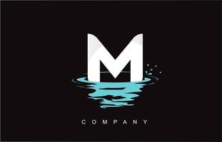 m lettera logo design con spruzzi d'acqua increspature gocce riflesso vettore