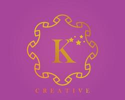 creativo design logo, alfabeto K, 5 stella lettera, etichetta, icona, per confezione, lusso Prodotto design. fatto con oro su un' leggero viola strutturato sfondo. vettore