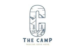montagna foresta lago e tenda nel lettera c per campo all'aperto avventura logo design vettore