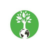 globo e mano albero vettore logo design. ecologia e sostenibile concetto.