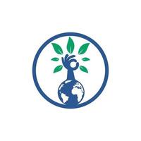 globo e mano albero vettore logo design. ecologia e sostenibile concetto.