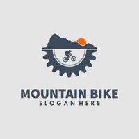 montagna bicicletta logo design vettore