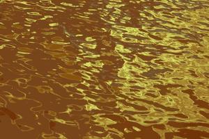 vettore illustrazione di acqua ondulazione struttura sfondo. ondulato acqua superficie durante tramonto, d'oro leggero riflettendo nel il acqua.