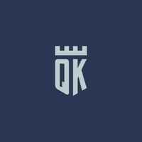 qk logo monogramma con fortezza castello e scudo stile design vettore