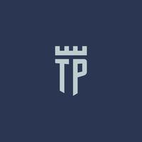 tp logo monogramma con fortezza castello e scudo stile design vettore