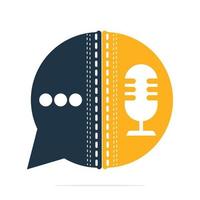 cricket palla e Podcast parlare vettore logo design. Chiacchierare logo design combinato con Podcast mic e sfera.