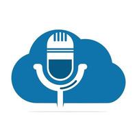 Podcast e nube logo design. studio tavolo microfono con trasmissione icona design. vettore