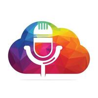 Podcast e nube logo design. studio tavolo microfono con trasmissione icona design. vettore