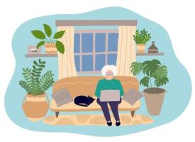 donna anziana con i capelli grigi che usa il laptop sul divano di casa. carina nonna che naviga in internet nell'illustrazione piana di vettore dell'interno domestico