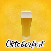 realistico bicchiere di birra su luminosa giallo arancia sfondo e mano disegnato lettering Oktoberfest. birra chiara birra schiuma e bolle. pub o bar vettore illustrazione.