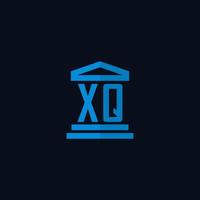 xq iniziale logo monogramma con semplice palazzo di giustizia edificio icona design vettore