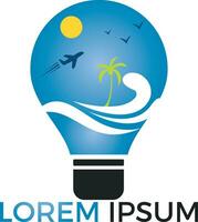 viaggio e turismo idea concetto design. lampadina e aereo simbolo o icona. unico idea e volo logotipo design modello. vettore