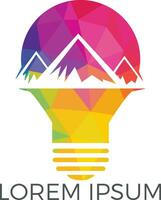 montagna dentro leggero lampadina logo design. comando soluzione logo design. concetto di lampada, brainstorming, turismo, missione, strategia, raggio, vittoria, riunione. vettore