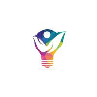 lampadina soluzione logo design. persone idea logo, eco , sociale e umanità logo design. vettore