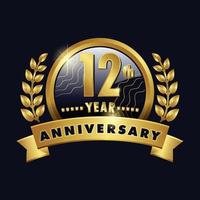 12 ° anniversario d'oro logo dodicesimo anni distintivo con numero dodici nastro, alloro ghirlanda vettore design