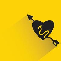 cuore e freccia su sfondo giallo illustrazione vettoriale