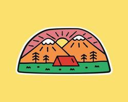 design del campeggio in montagna naturale per badge, adesivi, toppe, design di magliette, ecc vettore