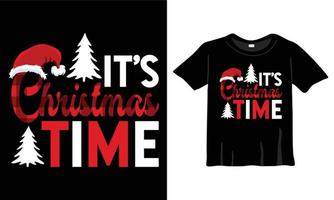 è Natale tempo - maglietta design modello con Natale albero e Natale modello per Natale celebrazione. bene per saluto carte, magliette, tazze, e i regali. per uomini, donne, e bambino Abiti vettore