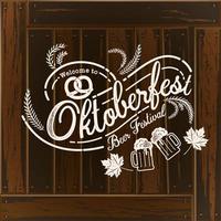 Oktoberfest disegnati a mano scritte su struttura di legno vettore