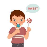 carino poco ragazzo Tenere lecca-lecca caramella mostrando dolce gusto di lingua cinque sensi vettore