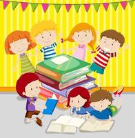 gruppo di bambini che leggono libri insieme vettore