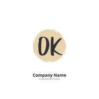 o K ok iniziale grafia e firma logo design con cerchio. bellissimo design manoscritto logo per moda, squadra, nozze, lusso logo. vettore