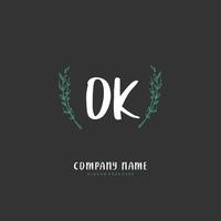 o K ok iniziale grafia e firma logo design con cerchio. bellissimo design manoscritto logo per moda, squadra, nozze, lusso logo. vettore