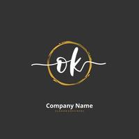 o K ok iniziale grafia e firma logo design con cerchio. bellissimo design manoscritto logo per moda, squadra, nozze, lusso logo. vettore