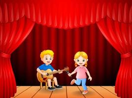 poco ragazzo giocando chitarra e cantando ragazza danza vettore