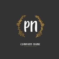 pn iniziale grafia e firma logo design con cerchio. bellissimo design manoscritto logo per moda, squadra, nozze, lusso logo. vettore