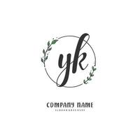 yk iniziale grafia e firma logo design con cerchio. bellissimo design manoscritto logo per moda, squadra, nozze, lusso logo. vettore