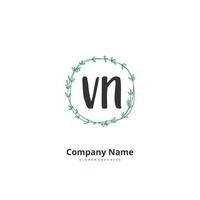 vn iniziale grafia e firma logo design con cerchio. bellissimo design manoscritto logo per moda, squadra, nozze, lusso logo. vettore