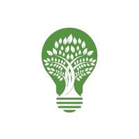 astratto lampadina lampada con albero logo design. natura idea innovazione simbolo. ecologia, crescita, sviluppo concetto. vettore