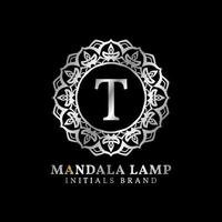 lettera t mandala lampada iniziali decorativo vettore logo design per nozze, terme, Hotel, bellezza cura