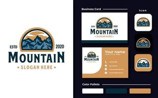 modello di logo emblema avventura di montagna vettore