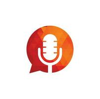podcast talk design del logo vettoriale. design del logo della chat combinato con microfono podcast. vettore